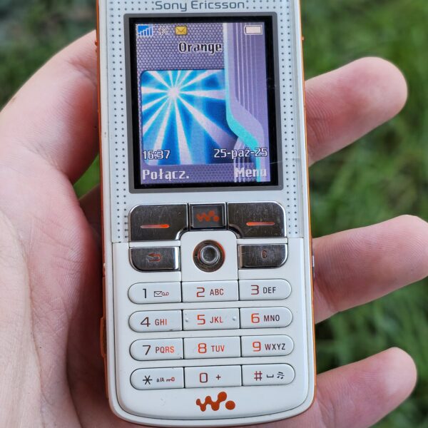 Sony Ericsson W800i Walkman phone front